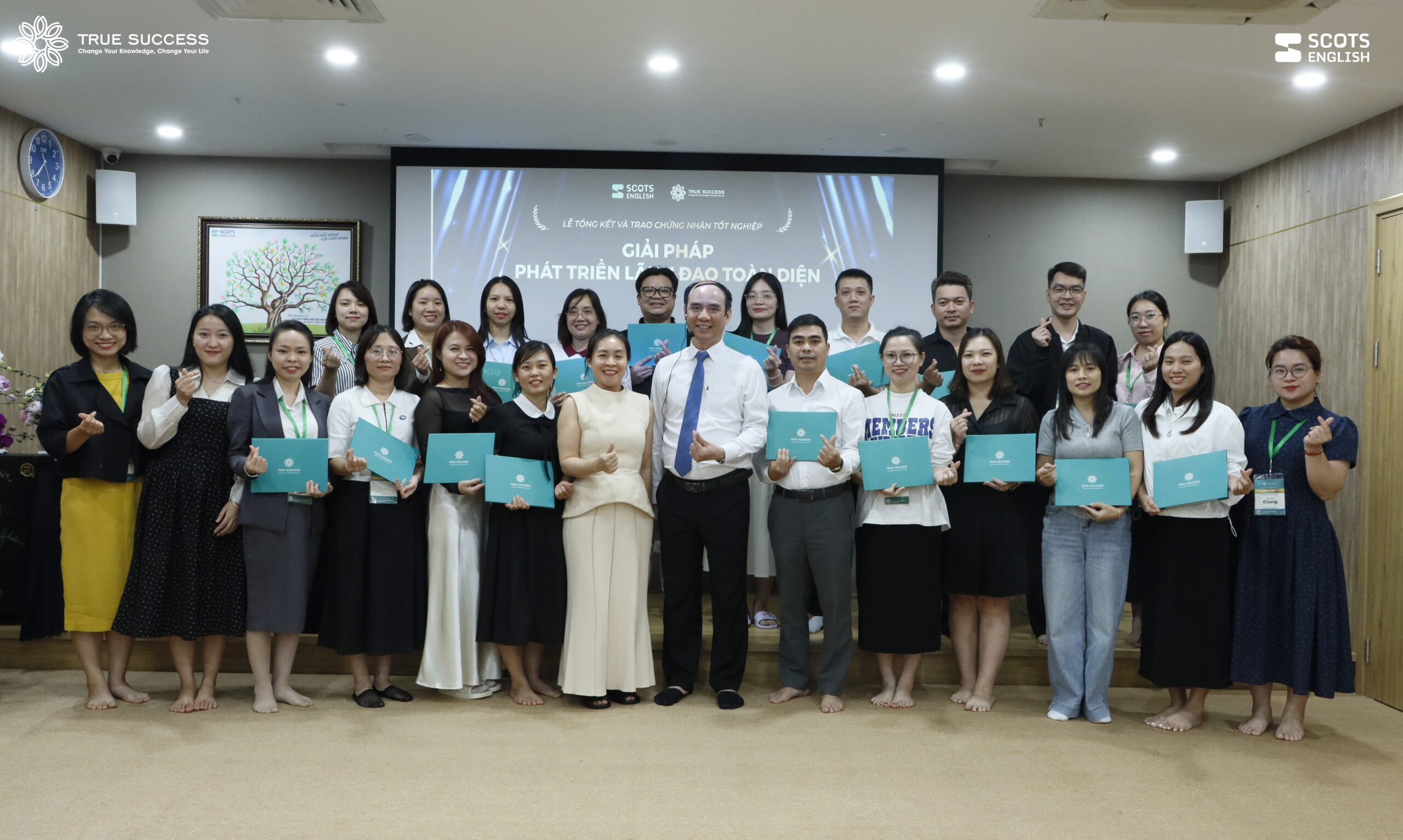 RECAP Chương trình Tổng kết & Tốt nghiệp Gói giải pháp Phát triển Lãnh đạo toàn diện dành cho đội ngũ Kế cận – Inhouse Scots English 17 MG 0292 scaled